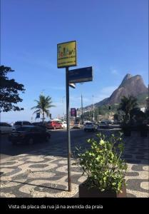 un cartel en un poste en un estacionamiento en Apartamento Leblon João lira quadra da praia - melhor do Leblon, en Río de Janeiro
