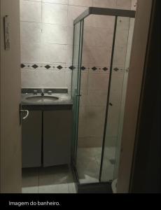 y baño con lavabo y ducha acristalada. en Apartamento Leblon João lira quadra da praia - melhor do Leblon, en Río de Janeiro