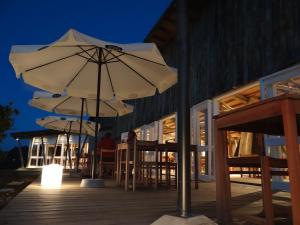 a couple of umbrellas on a deck at night at Villa Serrana - Mesón de las cañas in Villa Serrana