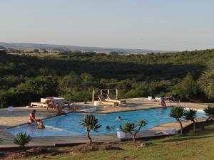 un grupo de personas en una piscina en Villa Serrana - Mesón de las cañas, en Villa Serrana