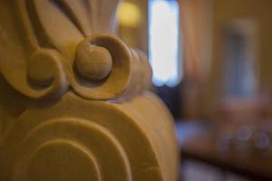 een close-up van een houtsnijwerk in een kerk bij Palazzo Carletti in Montepulciano