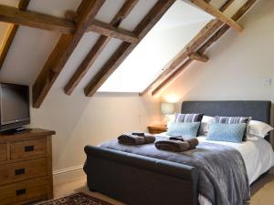 The Granary في أُلدبرا: غرفة نوم مع سرير مع تلفزيون وسقوف خشبية