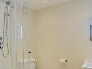 The Granary في أُلدبرا: حمام مع دش ومرحاض ومغسلة