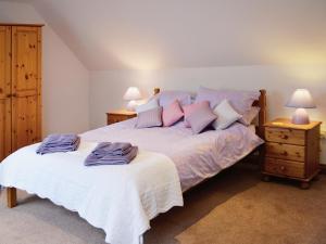 sypialnia z łóżkiem z 2 stolikami nocnymi i 2 lampami w obiekcie The Old Coach House w mieście St Austell