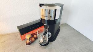 ゲルゼンキルヒェンにあるApartment in Gelsenkirchenのコーヒーメーカー(カップ付きカウンターに座る)