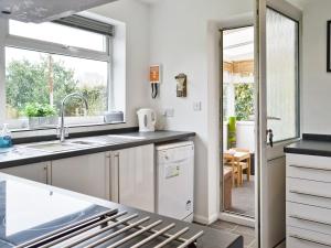 uma cozinha branca com um lavatório e uma janela em Roanne - E5348a em Belton