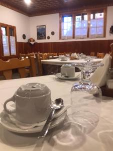 uma mesa com um bule de chá e um frasco de vidro em HOTEL MARI Metsovo em Metsovo