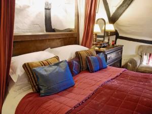 a bedroom with a bed with pillows on it at Hathaway Hamlet in Stratford-upon-Avon