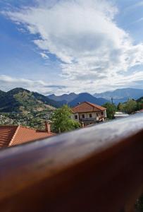 een weg met een huis en bergen op de achtergrond bij HOTEL MARI Metsovo in Metsovo