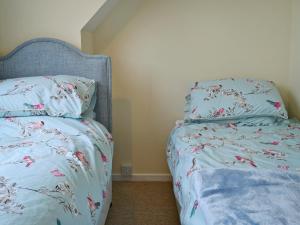 ケンブリッジにあるCavendishのベッドルーム1室(青い掛け布団付きのベッド1台付)