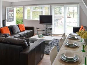 sala de estar con sofá y mesa en Hives - W43108, en Bradworthy