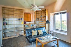 sala de estar con sofá de cuero y estanterías de libros en Borrego Springs Home with Desert and Mountain Views!, en Borrego Springs