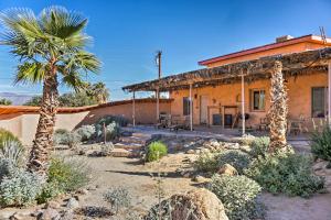 una casa con una palmera delante de ella en Borrego Springs Home with Desert and Mountain Views!, en Borrego Springs