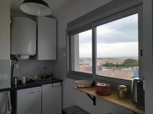 Kuchyňa alebo kuchynka v ubytovaní Chez Isabelle et Virgile Bel appartement, avec vues, à 50m de la plage