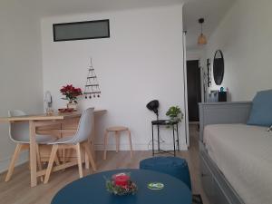Posedenie v ubytovaní Chez Isabelle et Virgile Bel appartement, avec vues, à 50m de la plage + 19 fotografií