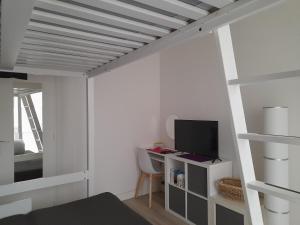 Televízia a/alebo spoločenská miestnosť v ubytovaní Chez Isabelle et Virgile Bel appartement, avec vues, à 50m de la plage