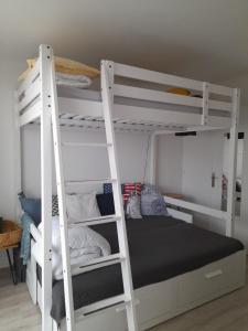 Posteľ alebo postele v izbe v ubytovaní Chez Isabelle et Virgile Bel appartement, avec vues, à 50m de la plage