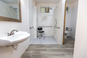 Ein Badezimmer in der Unterkunft Sea Eye Hotel - Laguna Building