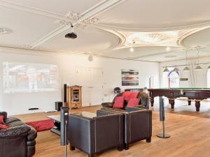 sala de estar con sofás y mesa de billar en Dales Chapel, en Middleton in Teesdale
