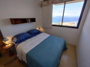 1 dormitorio con cama y ventana grande en Perfect views best location, en Río de Janeiro