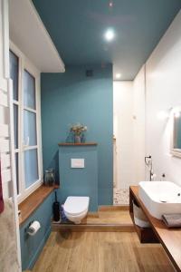 a bathroom with a toilet and a sink at Le Royal Couëdic - Les Maisons de Madeleine in Nantes