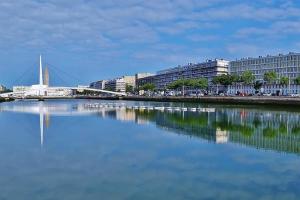 une ville avec une rivière avec des bateaux dans l'eau dans l'établissement Le François 1er : Au cœur de la ville, côté mer, au Havre
