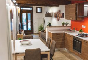 a kitchen and dining room with a table and a kitchen and a living room at Casa del Cocciaro in Città della Pieve