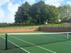 a tennis net on a tennis court at Red House Farm Cottage in Whitegate