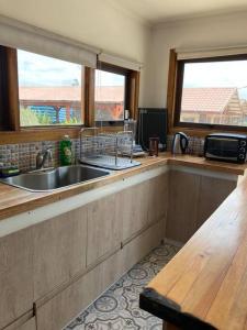 una cocina con fregadero y una ventana. en Hermosa y comoda casa de campo con vista al valle, en Limache