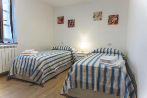 two beds sitting next to each other in a room at Casa del Cocciaro in Città della Pieve
