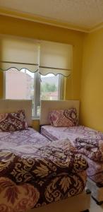 1 dormitorio con 2 camas y ventana en Çiftlik otel 