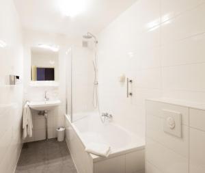 Koupelna v ubytování Hotel Dordrecht + 29 fotografií