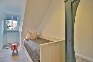 - un petit lit dans une chambre avec fenêtre dans l'établissement Haus am Seehof 6 Seehof, à Sierksdorf