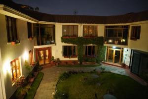 Budova, kde se hotel nachází + 37 fotografií