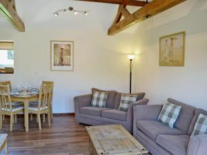 a living room with a couch and a table at Felgate - E4287 in Thorpe Market