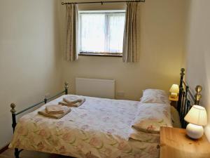 Thorpe MarketにあるFelgate - E4287のベッドルーム1室(ベッド1台、窓、テーブル付)