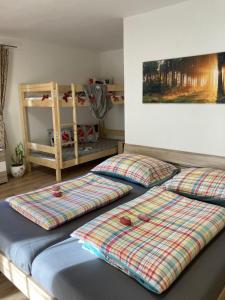 dos camas sentadas una al lado de la otra en una habitación en Penzion Karolinka en Karolinka