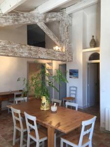 a dining room with a wooden table and chairs at Les vendangeurs a 800 m de la mer in Bormes-les-Mimosas