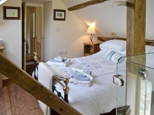 a bedroom with two beds and a staircase at Shrubberies Cottage - Dc5472 in Skinningrove
