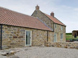 an old stone house with a roof at Shrubberies Cottage - Dc5472 in Skinningrove