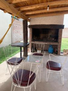 una mesa y sillas con chimenea en el patio en La casita en San Rafael