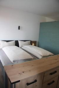 En eller flere senge i et værelse på Ferienwohnung Waldblick - a75529
