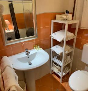 Koupelna v ubytování Regal beach