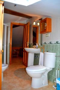 a bathroom with a toilet and a sink at Alojamientos Carmen in Beteta