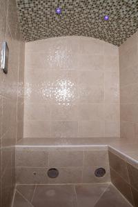 łazienka z dużym prysznicem i wanną w obiekcie Résidence du Pélican w mieście Lannion