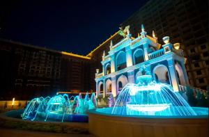 a building with a fountain in front of it at Однокомнатные апартаменты в золотом квадрате ЖК GREEN PLAZA in Aktau