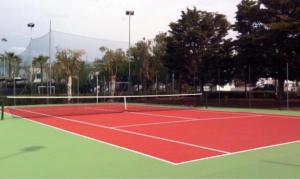 リド・マリーニにあるVilletta Dolcevita Lido Mariniのテニスコート(ネット付)