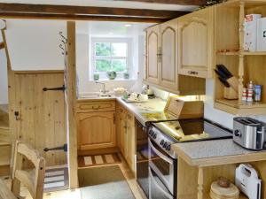 Saint IsseyにあるRock Barnのキッチン(木製キャビネット、コンロ付)