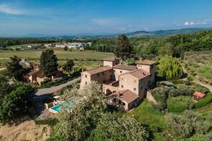 een luchtfoto van een Italiaans landgoed bij Villa Pianacci in Tavarnelle in Val di Pesa