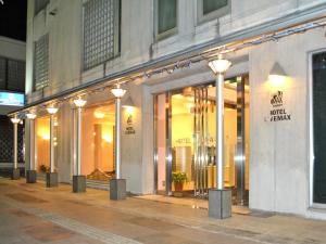 HOTEL LiVEMAX BUDGET Yumoto في إيواكي: واجهة متجر مع أضواء على شارع في الليل